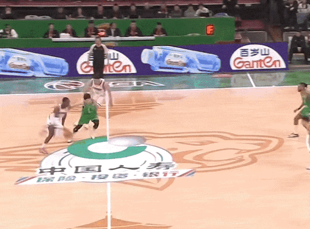 我现在也不明白，为啥鄢手骐要和迪亚洛在比赛中发生争执，迪亚洛用胳膊肘故意打鄢手骐