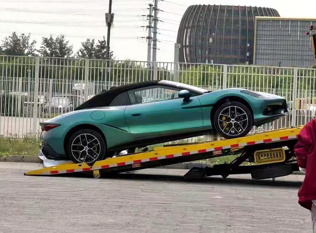 腾势Z跑车，在北京车展进馆前被偷拍，这一台是软顶敞篷版。从侧面来看，量产版本与概