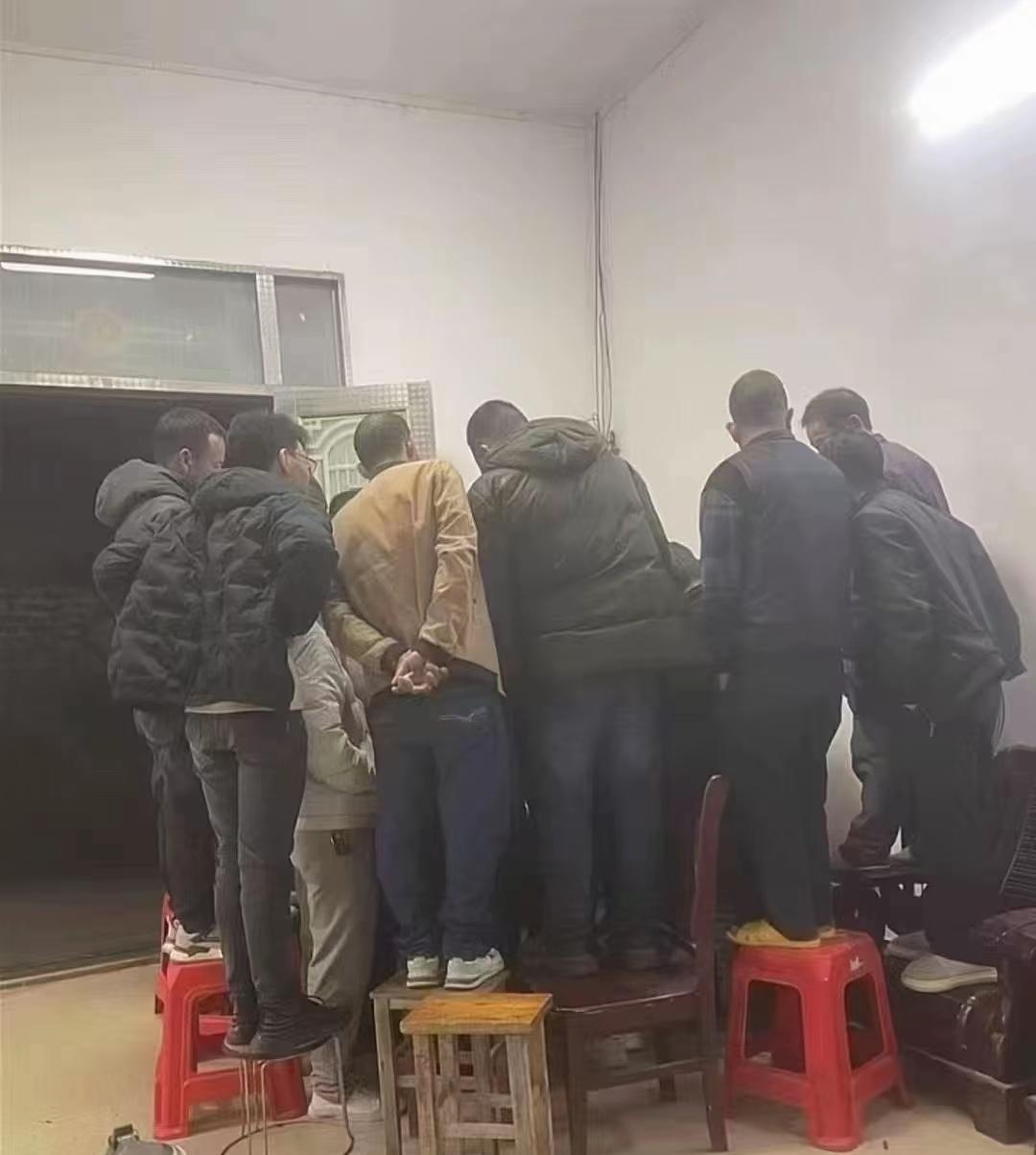 这种大场面，现在不常见了，以前在村里的小卖部，倒是有不少，特别是在春节期间。从小