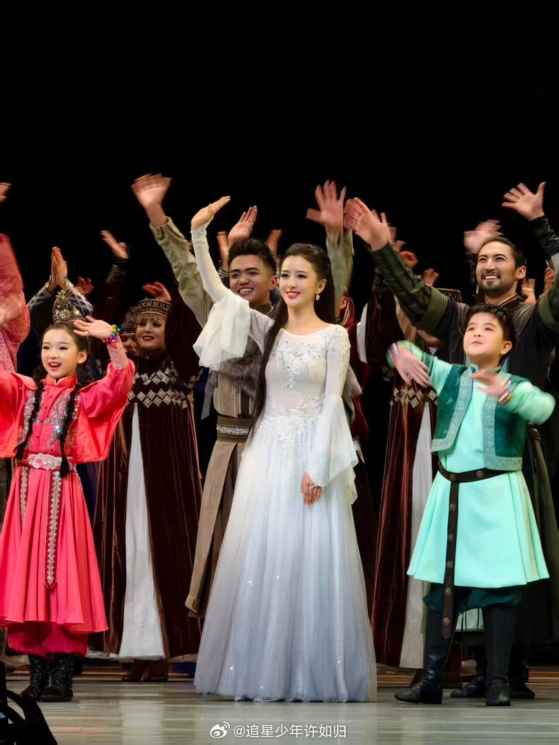 佟丽娅小酒窝同台跳舞 谁能拒绝佟丽娅和小酒窝的同台舞蹈！《在远方在这里》的表演里