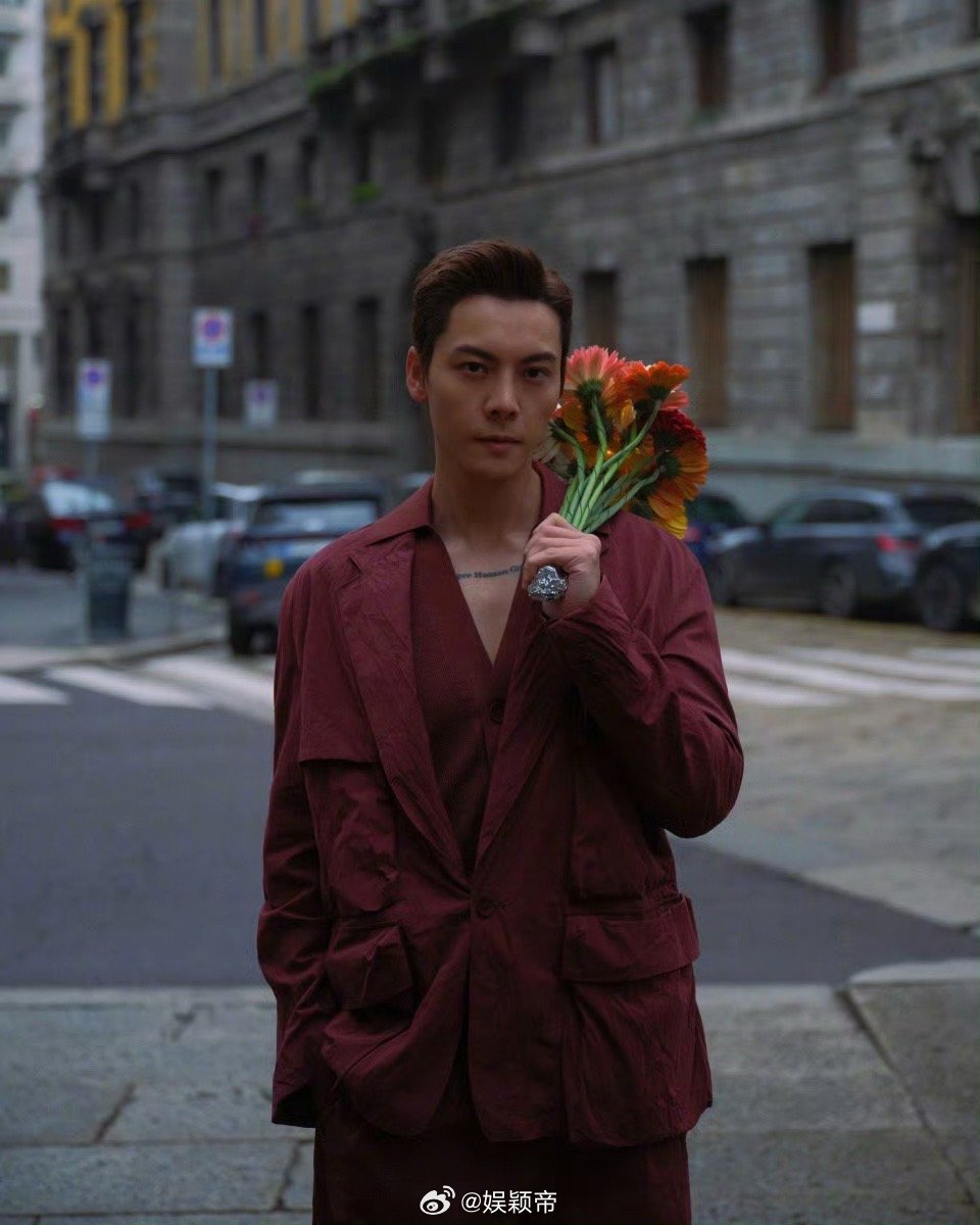陈伟霆大冷天愿意为我这样 7度低温路人穿羽绒服，陈伟霆一身大深V红西装秒杀全场！