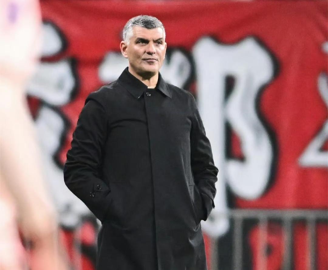 央视解说员点赞成都蓉城新主帅约翰-阿洛伊西。
就在今晚，中超联赛2026赛季迎来