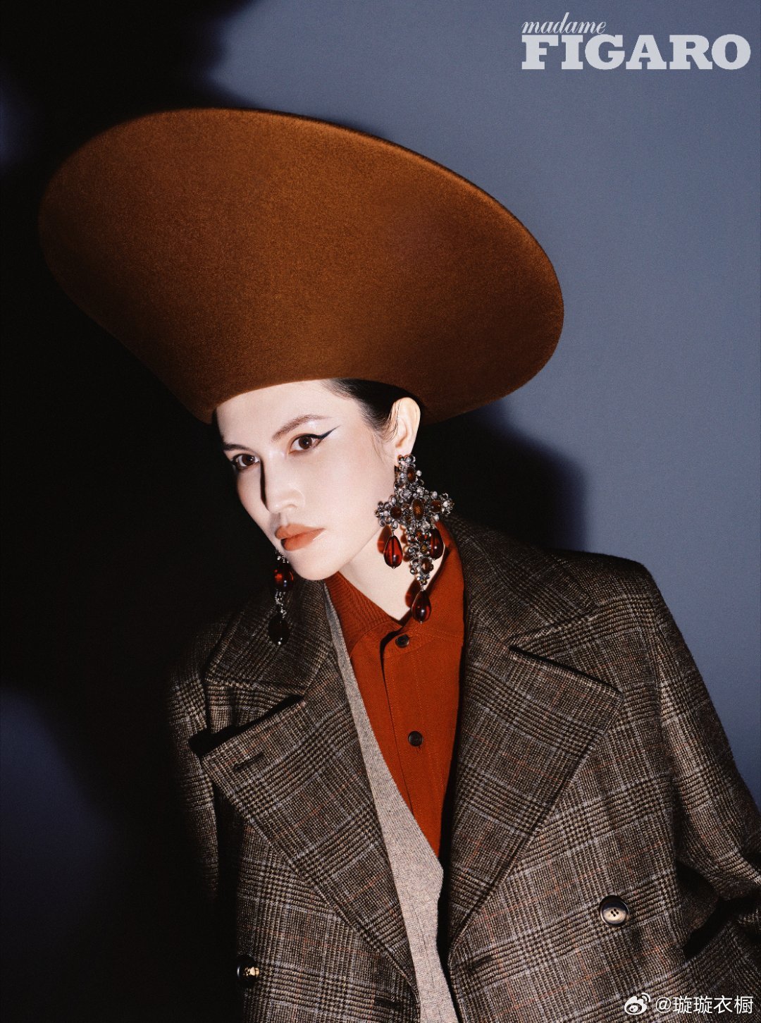 何穗镜头捕捉光影魔术，服饰是流动的雕塑。黑白灰碰撞出高级感，每帧都是行走的艺术画