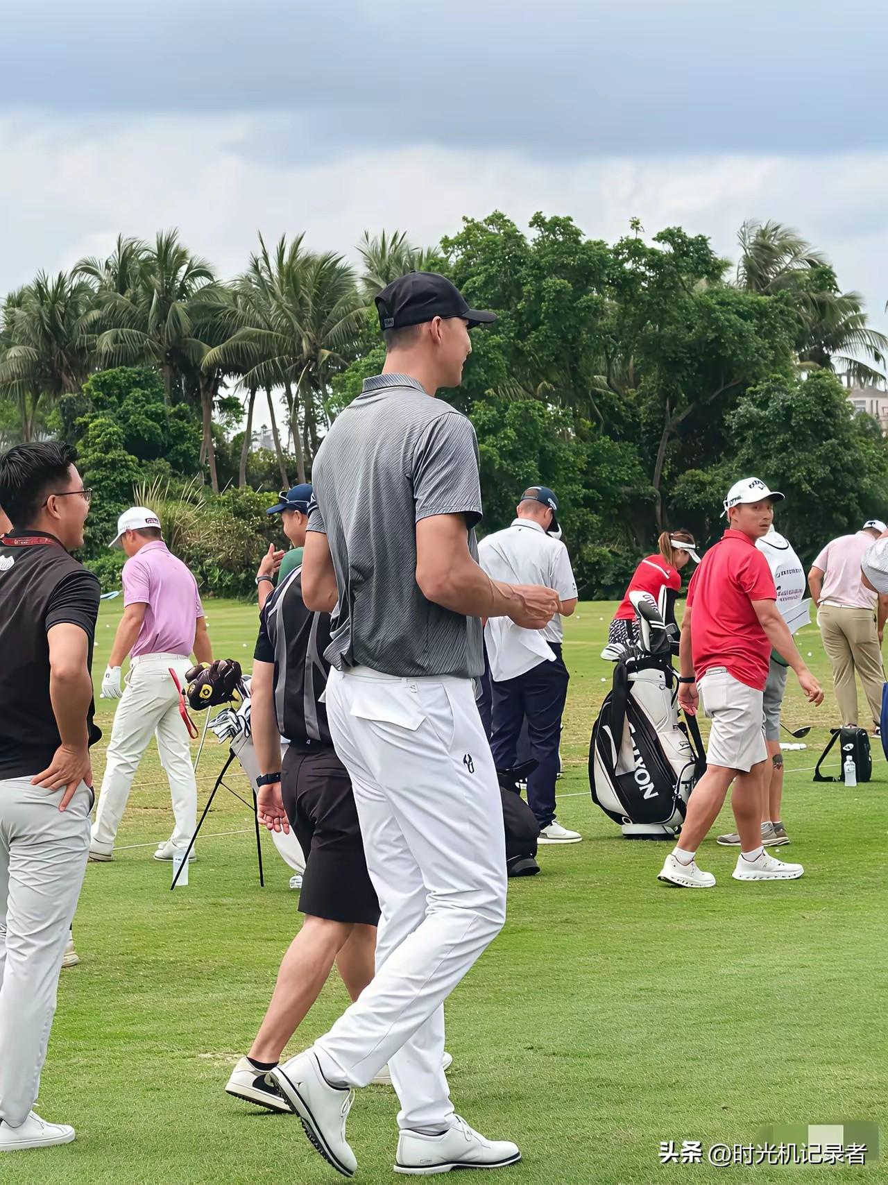 易建联如今在体育界还是挺活跃，虽然不能上荧幕，但是他的影响力和他的成就依然在，都