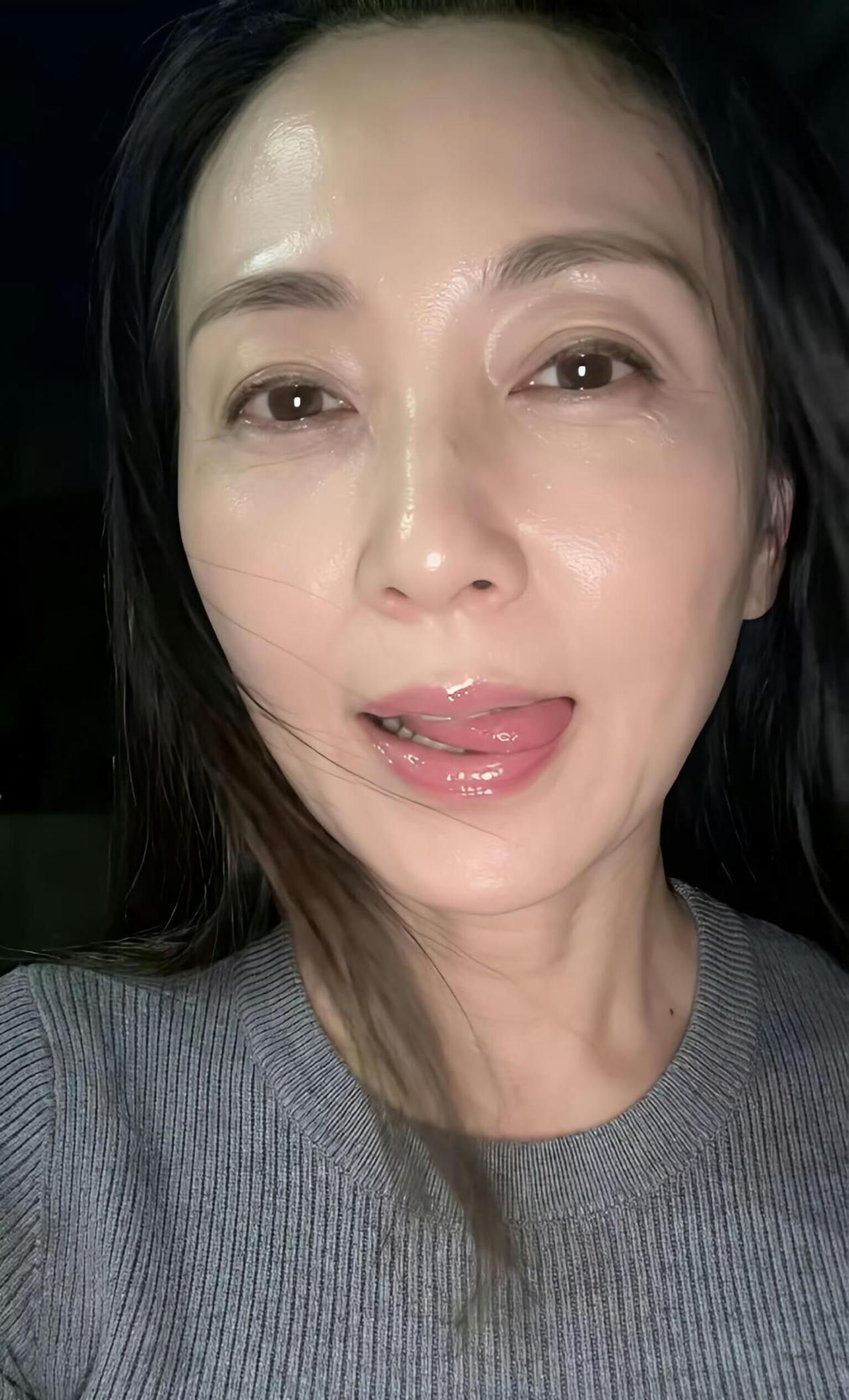 落落大方，微醺的感觉吧，以前看很多小姑娘喜欢条舌头，现在大姐姐也喜欢上条舌头了，