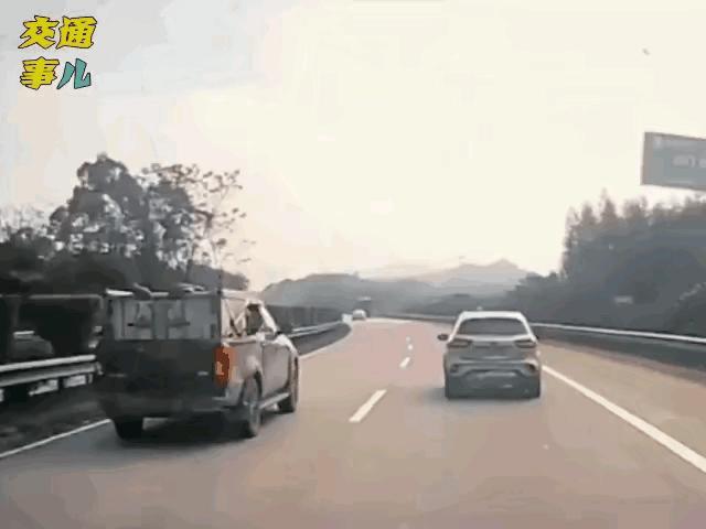 爆胎的威力真的是太大了，驾乘舱凶多吉少啊。视频车反应是否慢了一点