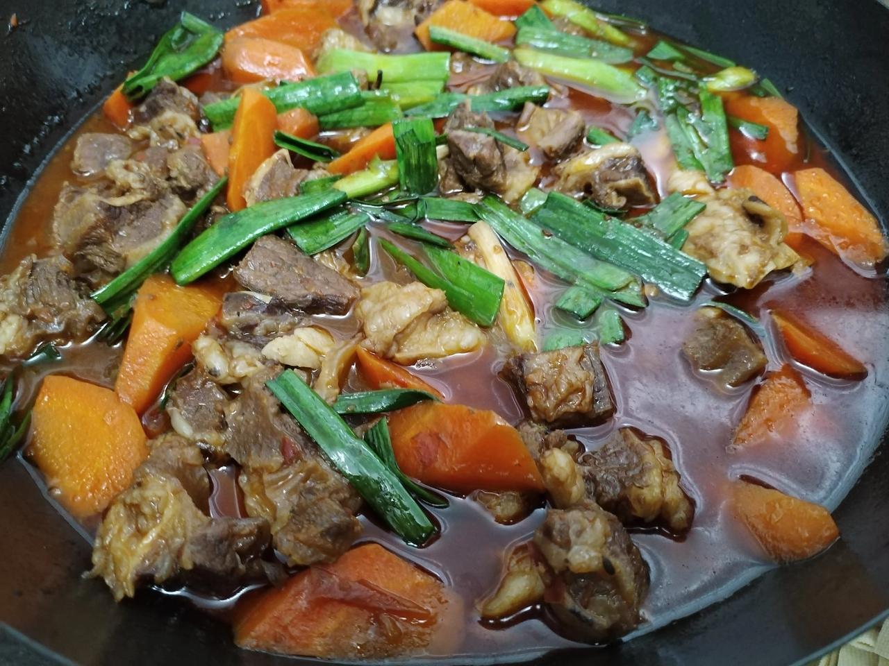 好久没下厨了，今天炖一锅牛腩！#晒晒家常料理# #晒晒你的家常餐# #萝卜焖牛腩