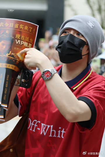 侯明昊线下搞起了云包场侯明昊当之无愧顶级宣传委员！早前通勤路上亲手分发宣传单，这