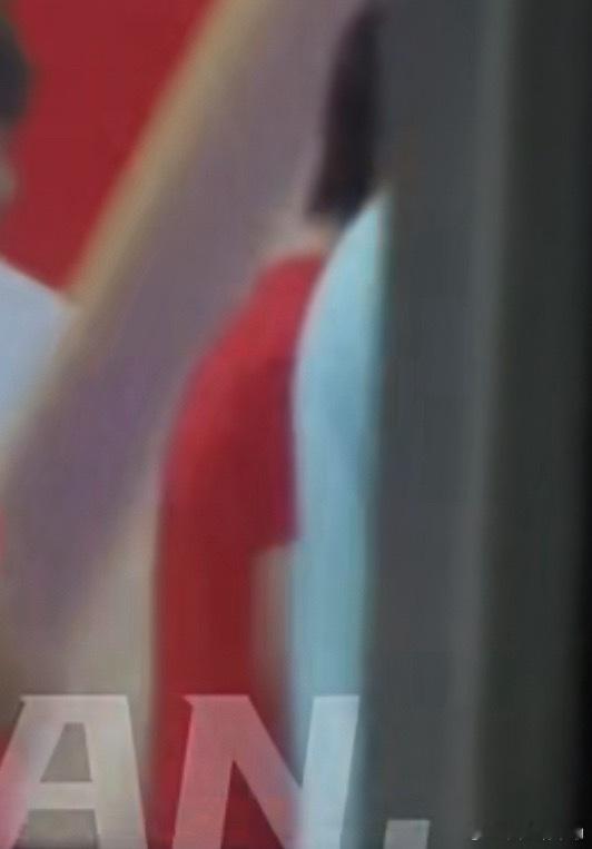 下训的莎莎大头今天都穿红色训练服