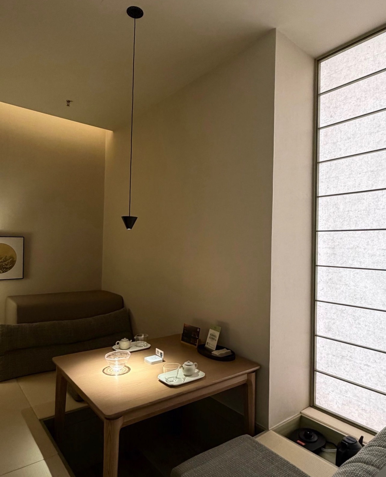 品茶赏器交友  在这个人人都要“输出价值”的世界里，茶给了我一种被温柔对待的感觉