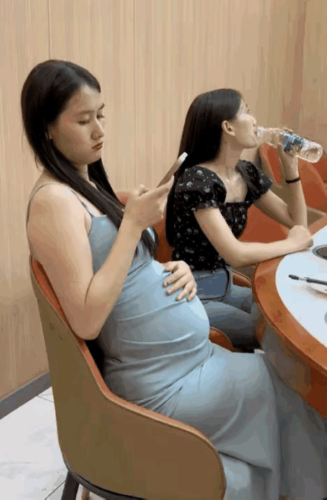 一场聚会，让小姐姐的肚子吃得像一个皮球一样，以至于坐在旁边的闺蜜发出感叹，你是不