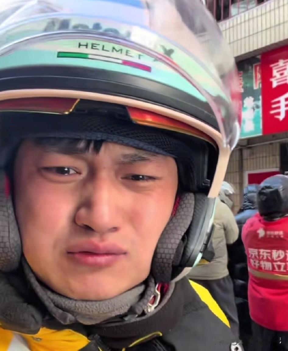 外卖员很不容易，谁再无故给差评，肚皮疼半年！ 各方领导可以下基层体验一下去！别每