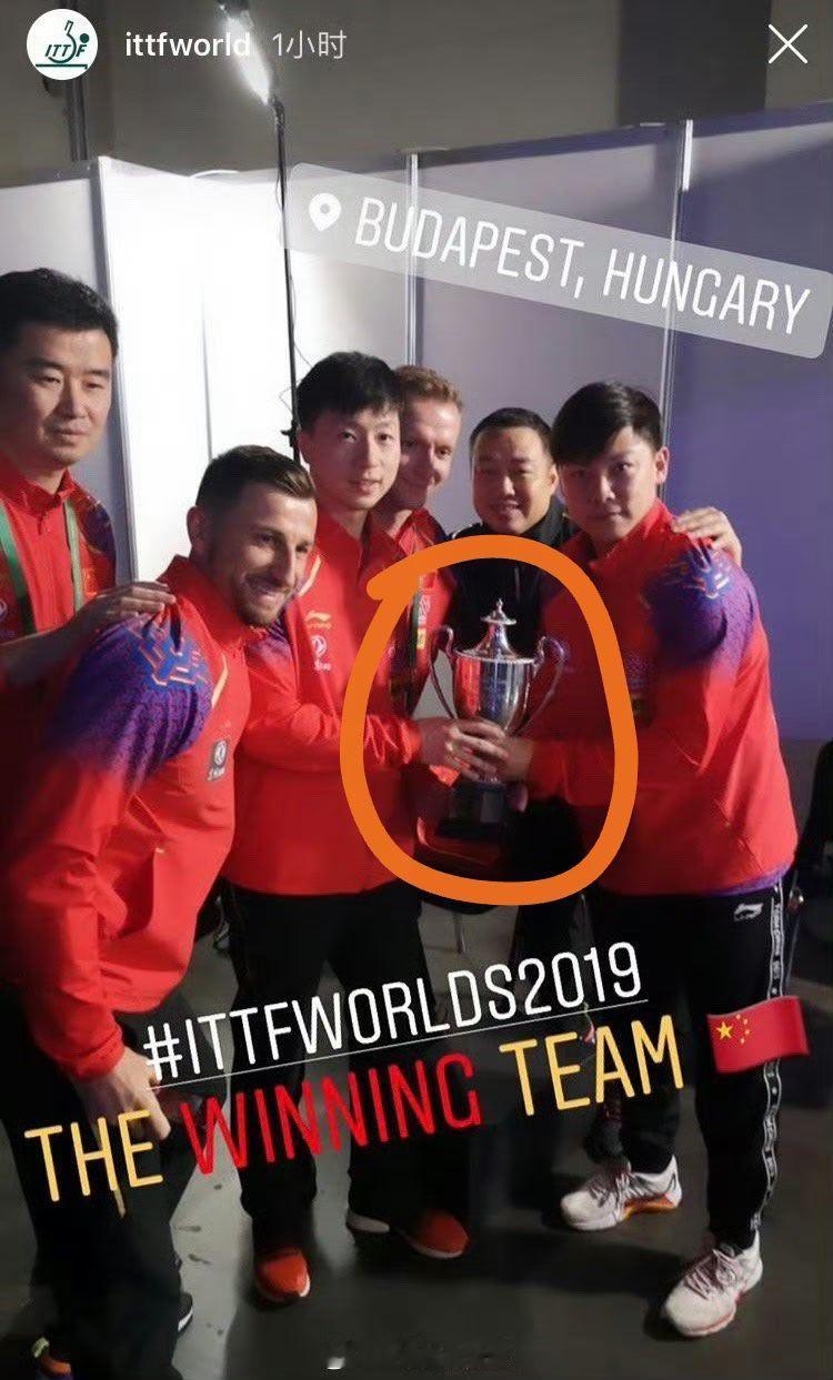 马龙乒坛历史第一人 马龙不但三连冠的复刻杯也有，单届纪念90周年的也有，甚至连双