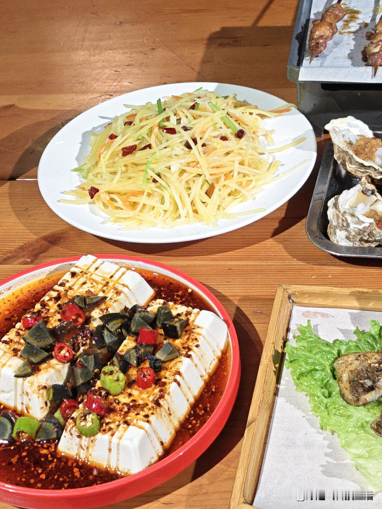 昨天晚上在青岛城阳青特马扎子烧烤聚餐，体验直接拉满。

店里装了超大投影大屏，正