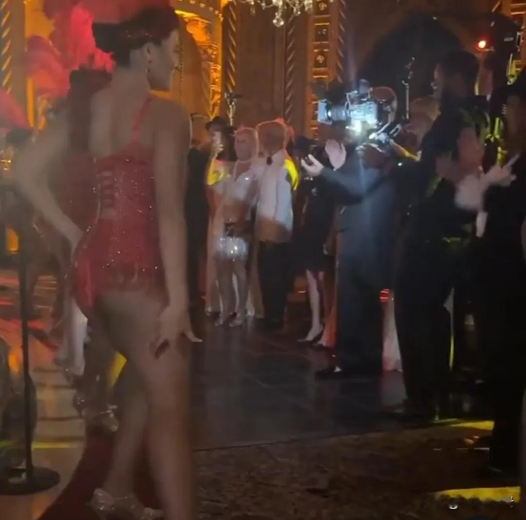 特朗普是真敢玩。
今天凌晨，特朗普在佛罗里达州海湖庄园举办了一场奢华万圣节派对，