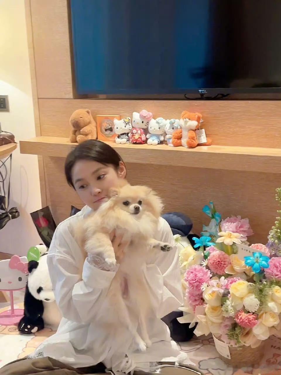张佳宁平时不拍戏的时候，社交媒体上好多宠物动态啊！她的小狗实在是太可爱了，看得出