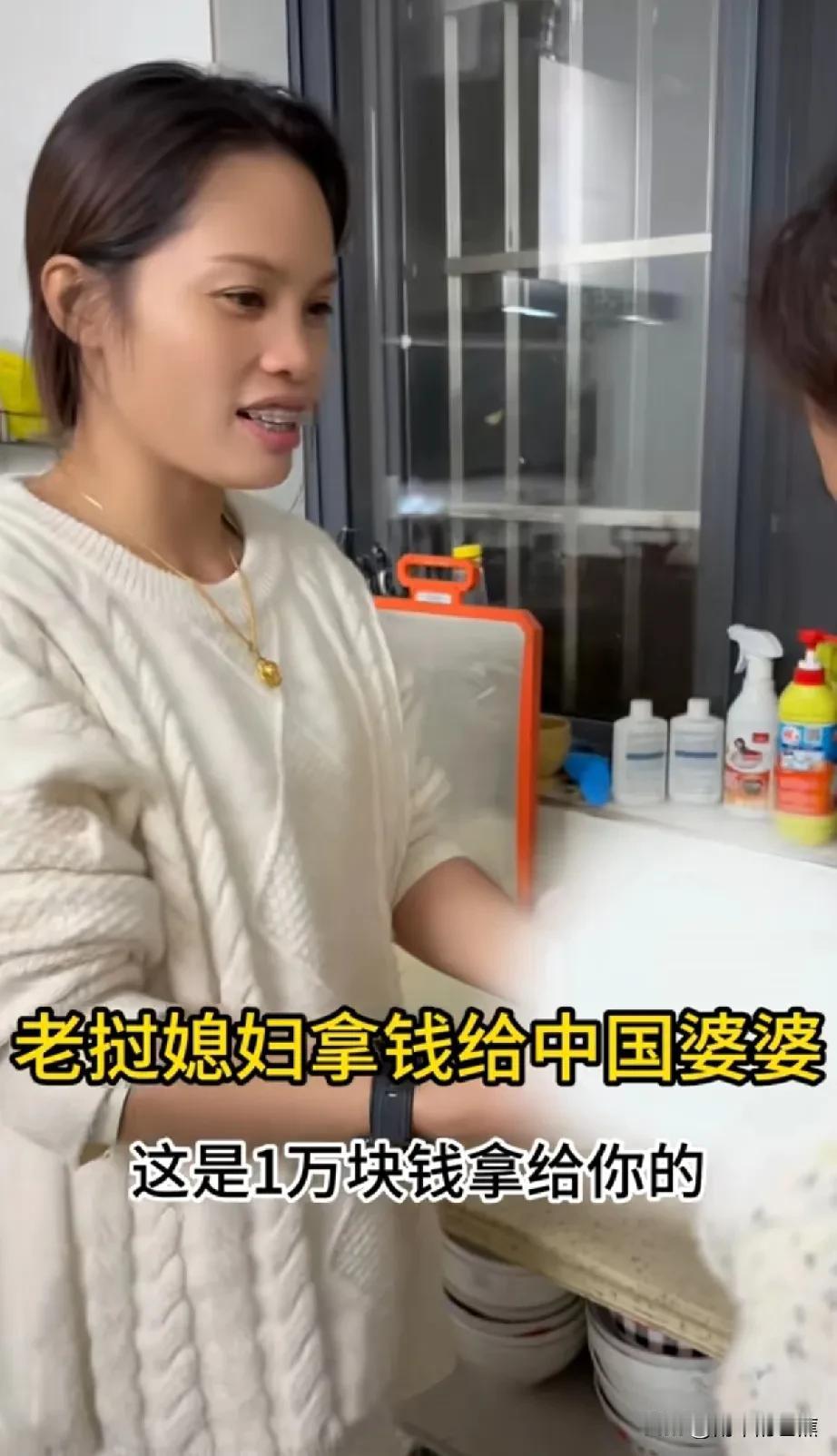 小依阿彪又要回老挝做他们的自媒体事业了，临走前小依给了婆婆一万块钱，作为婆婆帮他