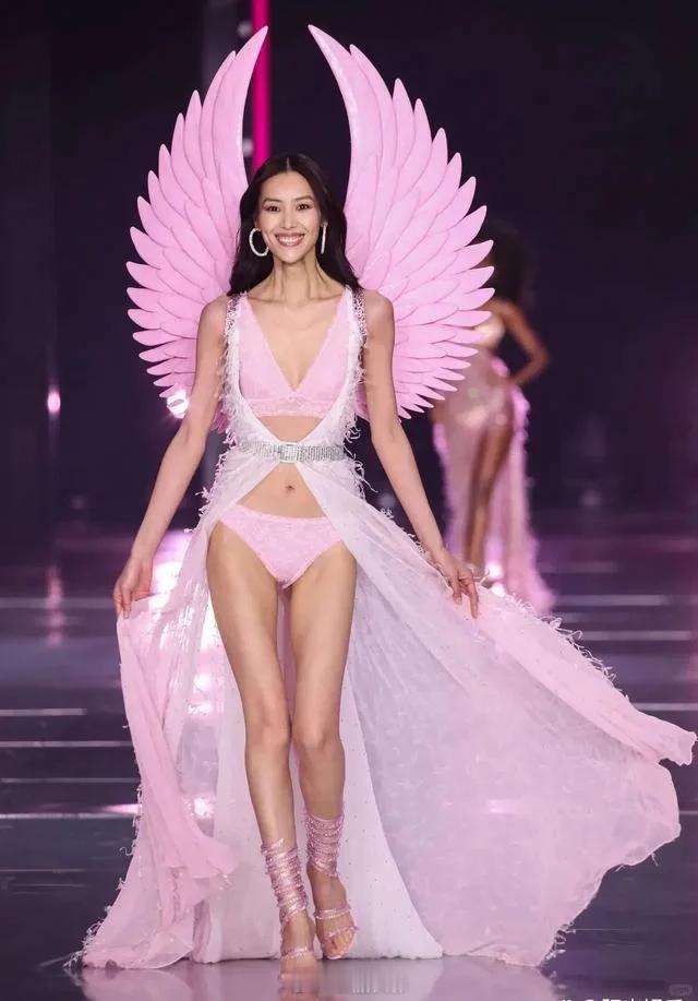 大表姐为了这个秀，都瘦脱相了，刘雯暴瘦#娱乐评论大赏# 不得不说，大表姐刘雯真的