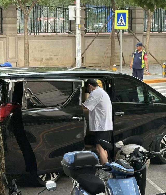 邓伦偶遇路人驾驶黑色保姆车洗被子现身，穿着简约朴实如大学生。他保持低调深居简出生