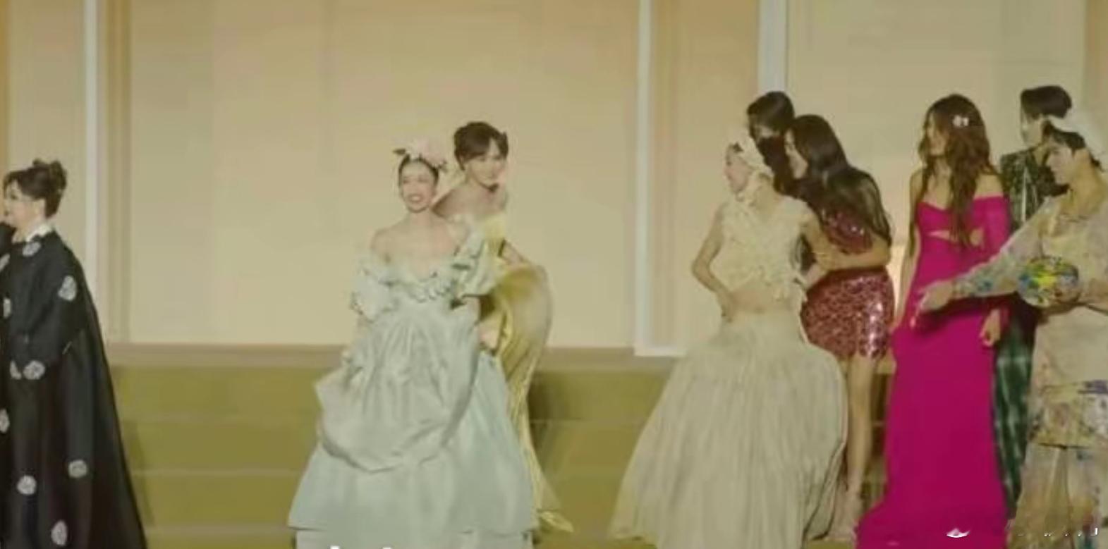 vogue盛典钟楚曦站位，被网友质疑抢c位刘亦菲压轴VOGUE大合影 ​ ​​​