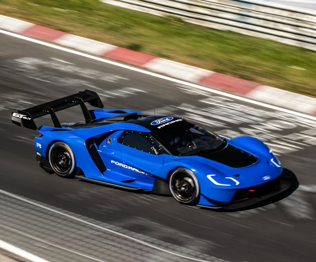 美丽、性感且伟大。这是内燃机向不可逆的电动化浪潮发起的最后的堂吉柯德式的冲锋。 