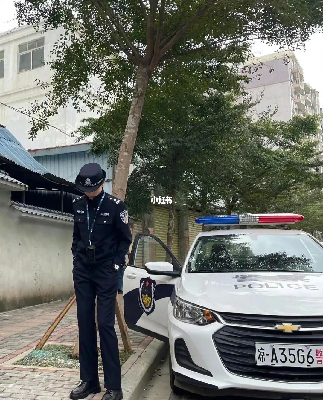 讲真，没有人觉得宋佳很有人夫感吗？瘦削的下巴，棱角分明的轮廓，修长白皙的手指插在...