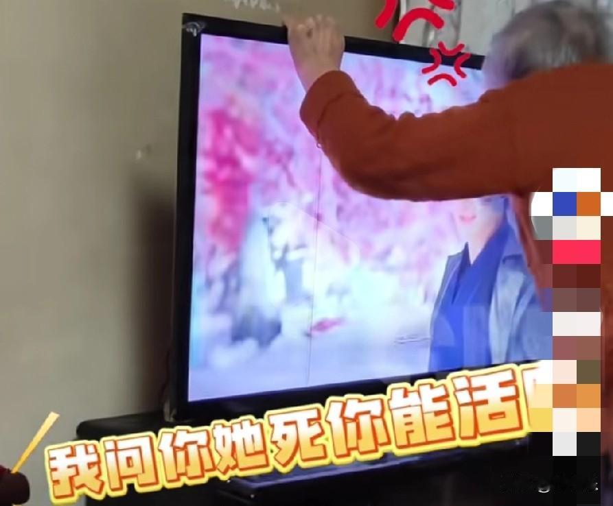 近日，大连一91岁的奶奶入戏太深，见剧中反派作恶时便气得拍打电视机，甚至挥拳怒捶