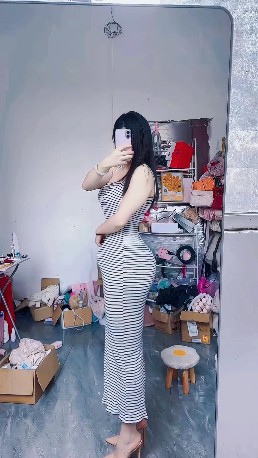 害…裙子没几条，还是穿去年的裙子，今年。好像没买衣服了，今天要买条裙子出门穿。