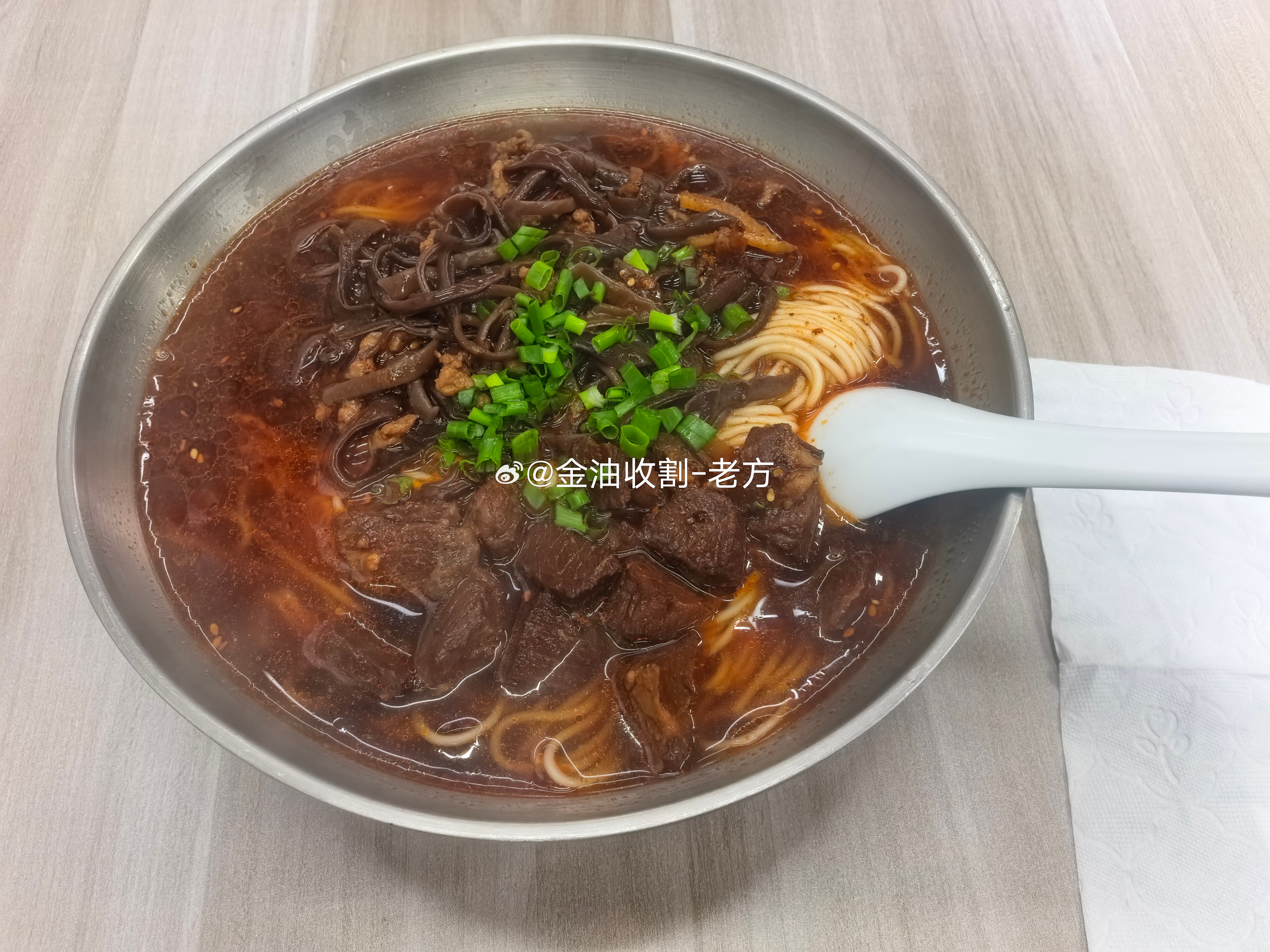 生活充满了无数选择 ，但每个选择无法实现最优解。所以呀，不要停留在过去的错误原地