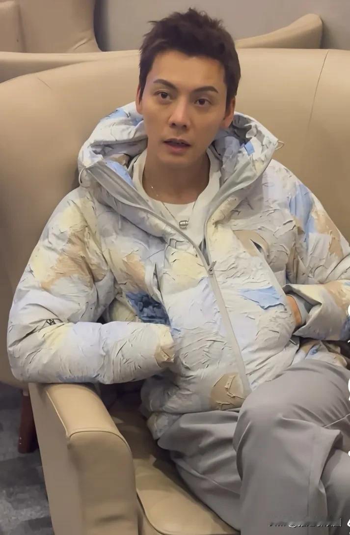 近日，网友在高铁上偶遇陈伟霆，问他皮肤怎么这么好，陈伟霆回答，“之前很差吗？”他