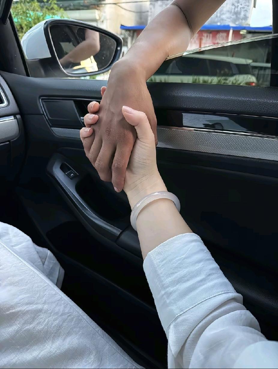 中年后最大的愚蠢就是出轨
女人最大的蠢：拿着安稳的家，去赌外人的温柔
 
人到中