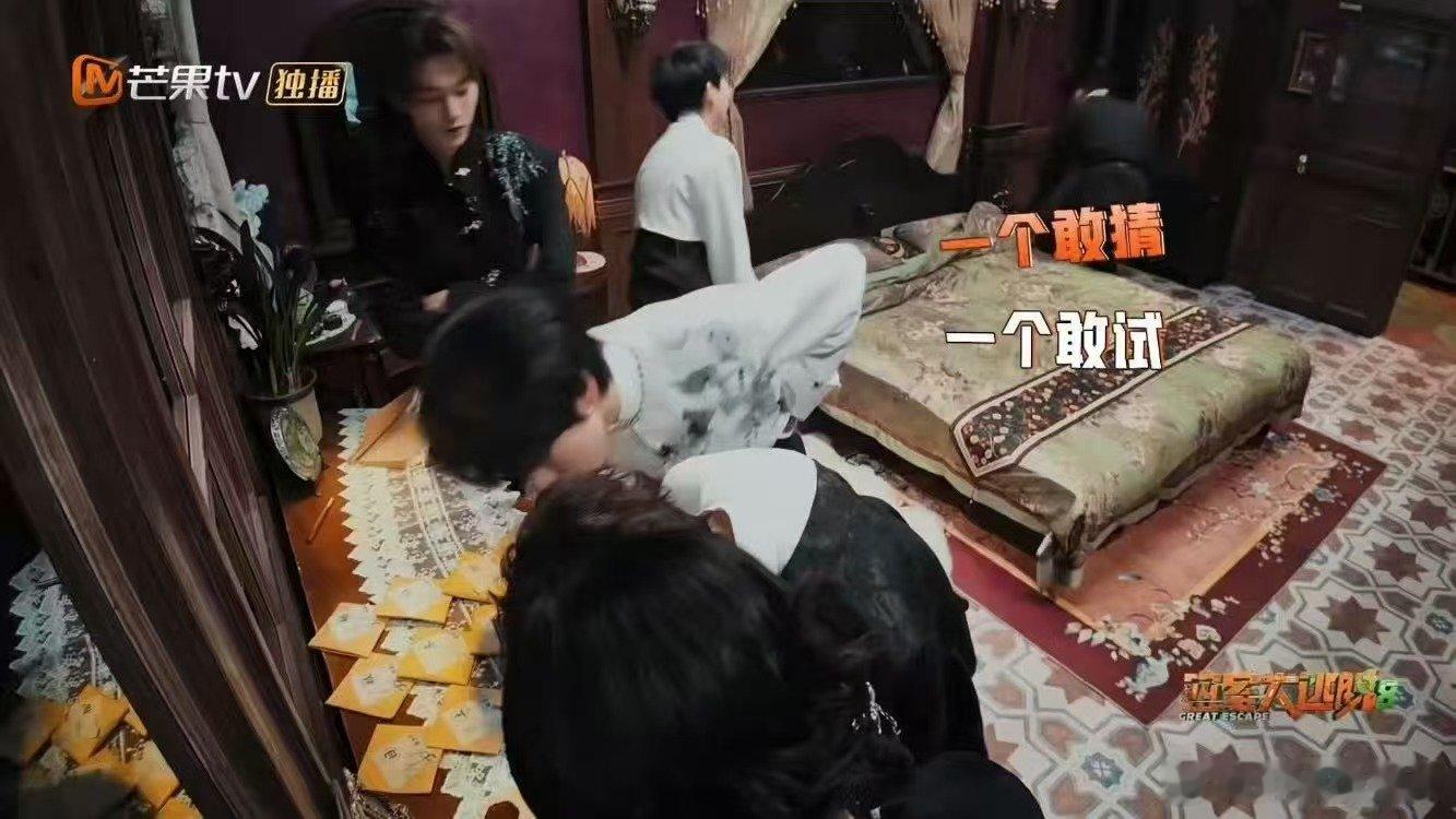 何老师密逃解题堪比熹妃回宫密室大逃脱密逃名场面上线，何炅冷静解读字母线索，眼神笃