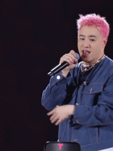 潘玮柏汗流浃背潘玮柏汗水泪水一起流潘玮柏上海演唱会名场面，高强度演出汗流浃背，情