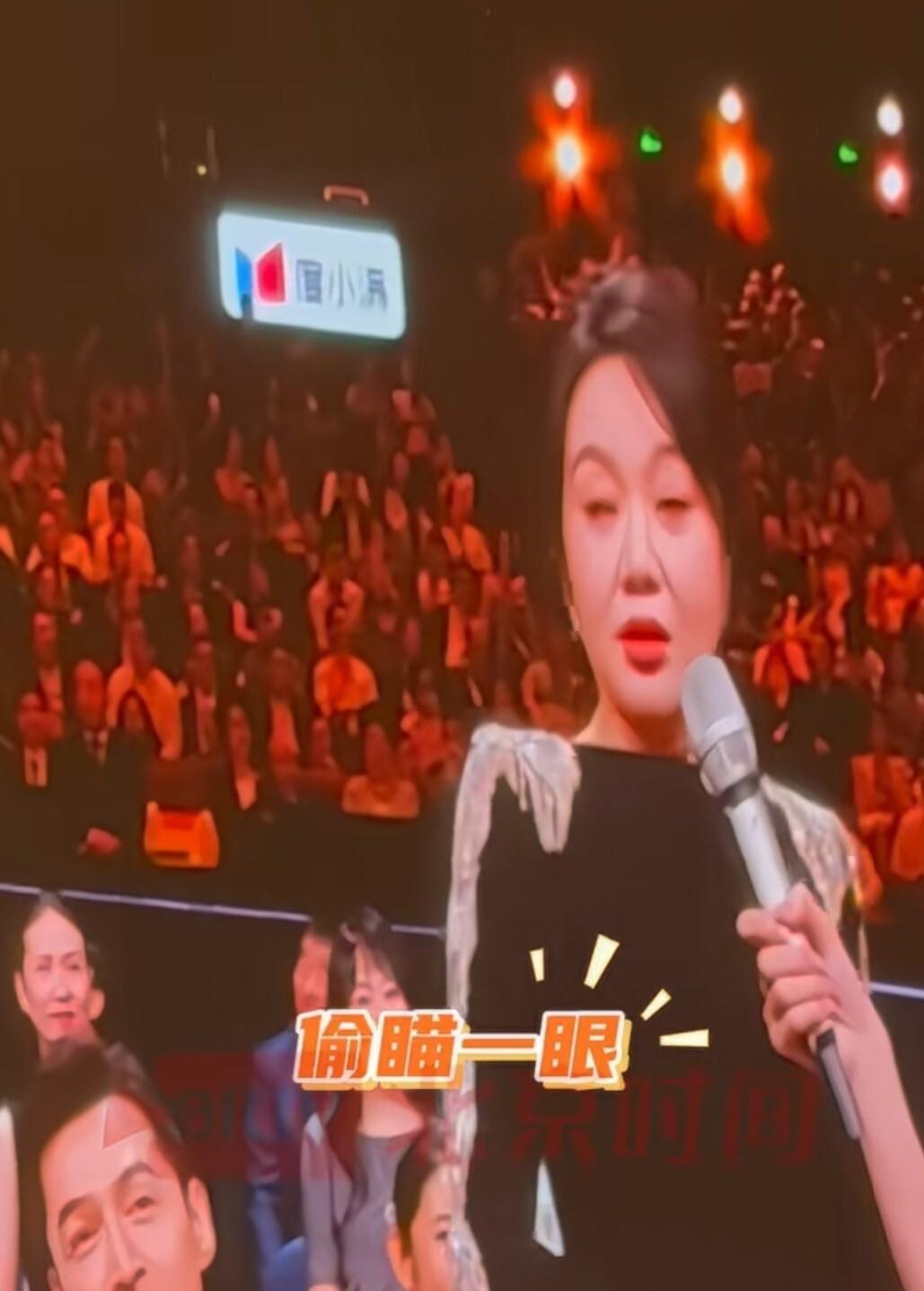 金鹰奖那晚，最热闹的场面不在领奖台。
沈梦辰拿着话筒，笑眯眯问闫妮，要是获奖了，