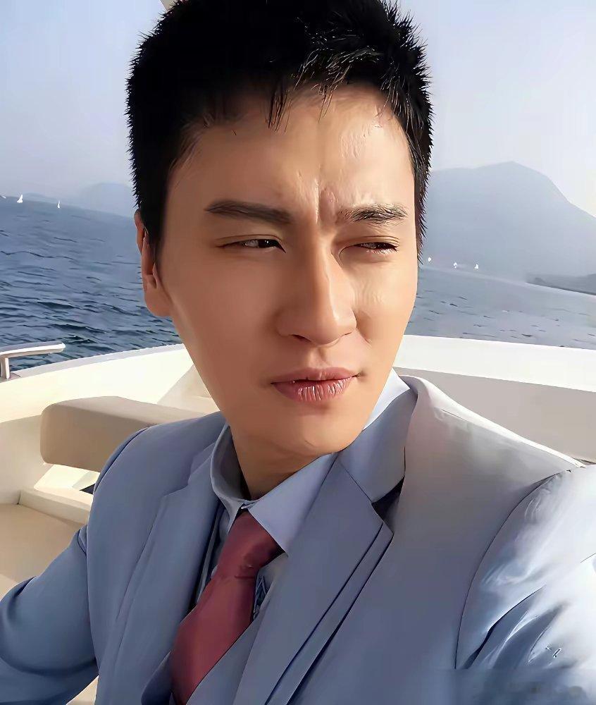 才知道，言豫津的扮演者原来曾和奚望是两口子，是茹萍的前女婿。他的古装扮相温润如玉