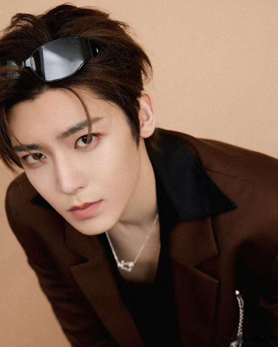 侯明昊方否认和孔雪儿恋情 感觉最近侯明昊好容易被传各种奇怪绯闻，这次恋情瓜又来得