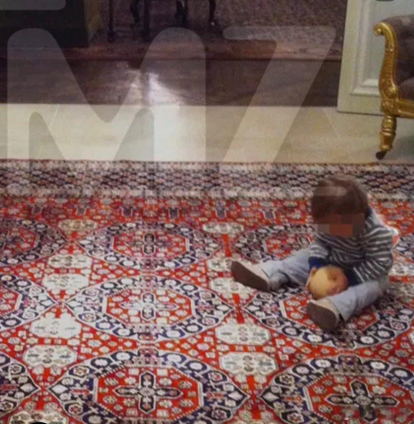 美媒发布一组照片：英国王室前成员、前王子安德鲁与一名小男孩玩一种女性身体造型的球