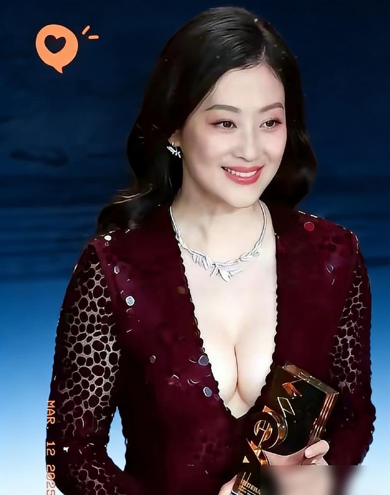 50岁梅婷电影节惊艳全场，你敢信她冰箱里藏个秤？
 
你以为的松弛是自然天成？错