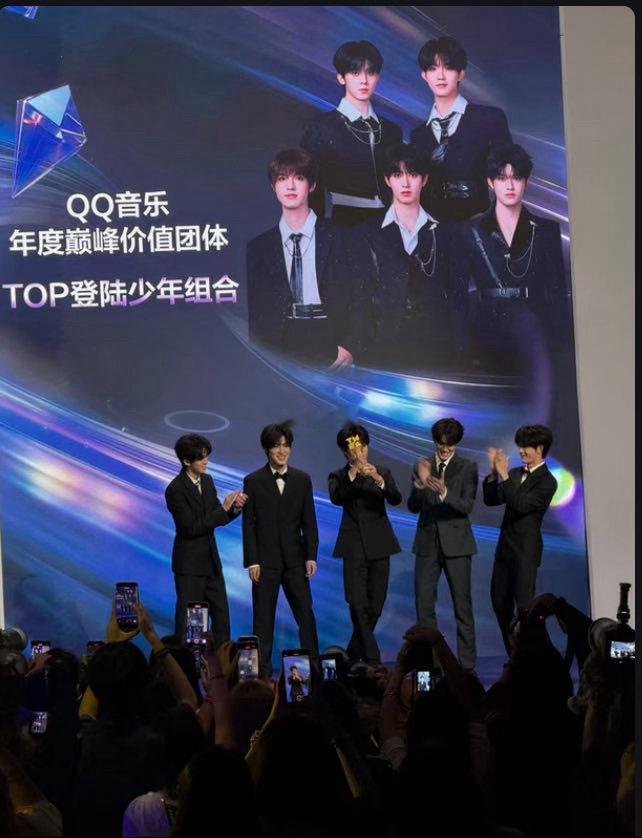 袁娅维TOP师徒重逢粉丝纷纷在线许愿合作舞台，师徒久违同框，让人期待两人全新的音