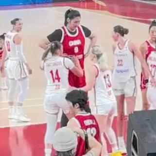 中国女篮此役展现出的核心优势在于极端身体天赋与团队执行力的完美融合。张子宇2米2