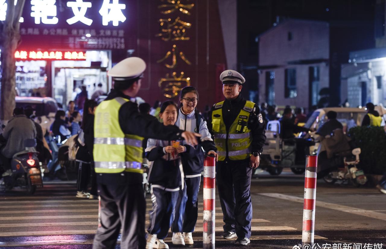 3月26日晚，山西省曲沃县公安局交管大队民警辅警在学校门口路段疏导交通，护送师生