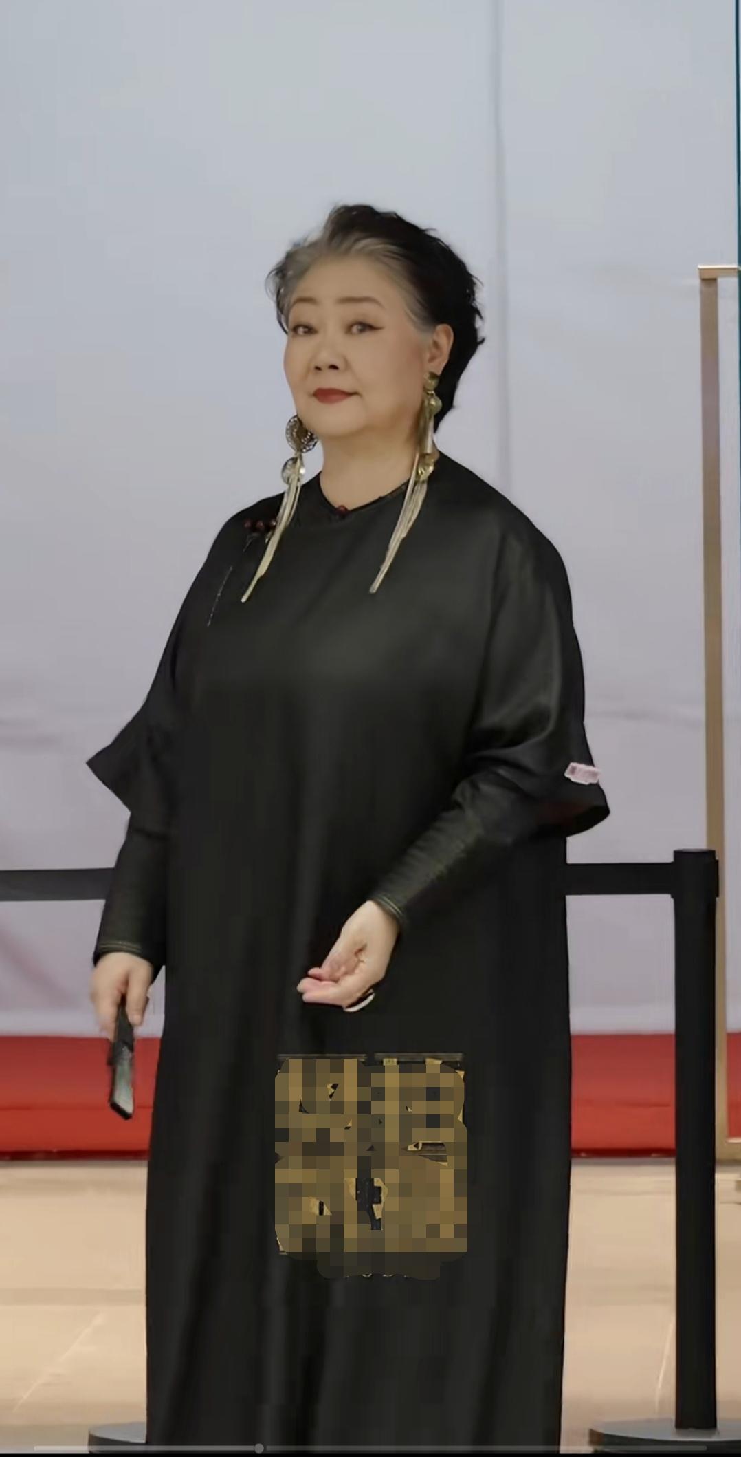 萨日娜，端庄，福相，慈祥。这么多年过去，还是年轻时的模样。