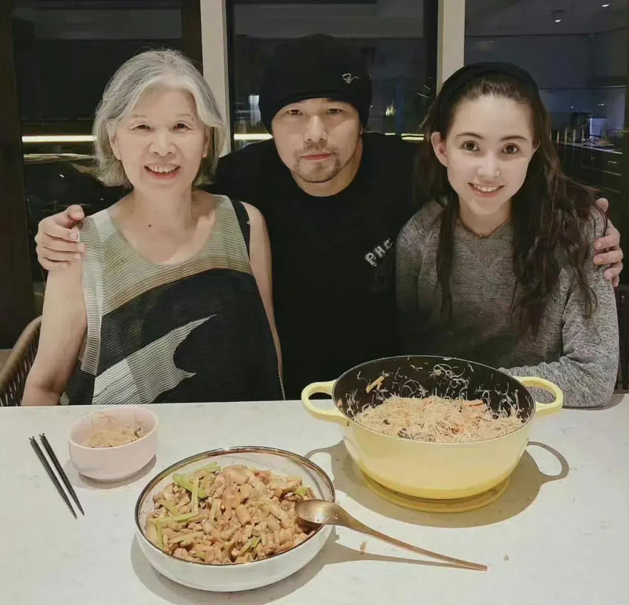 能跟婆婆坐在一起吃饭，还能笑的这么开心，娱乐圈的女星你是头一个[玫瑰]，情商高，