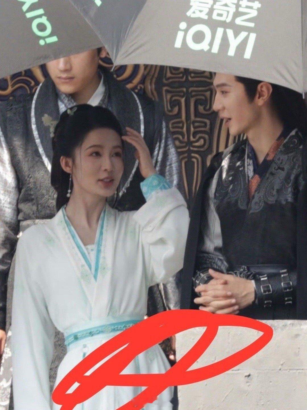#李沁陈哲远一笑随歌片场路透#哟吼，李沁和陈哲远主演的电视剧《一笑随歌》又有新路