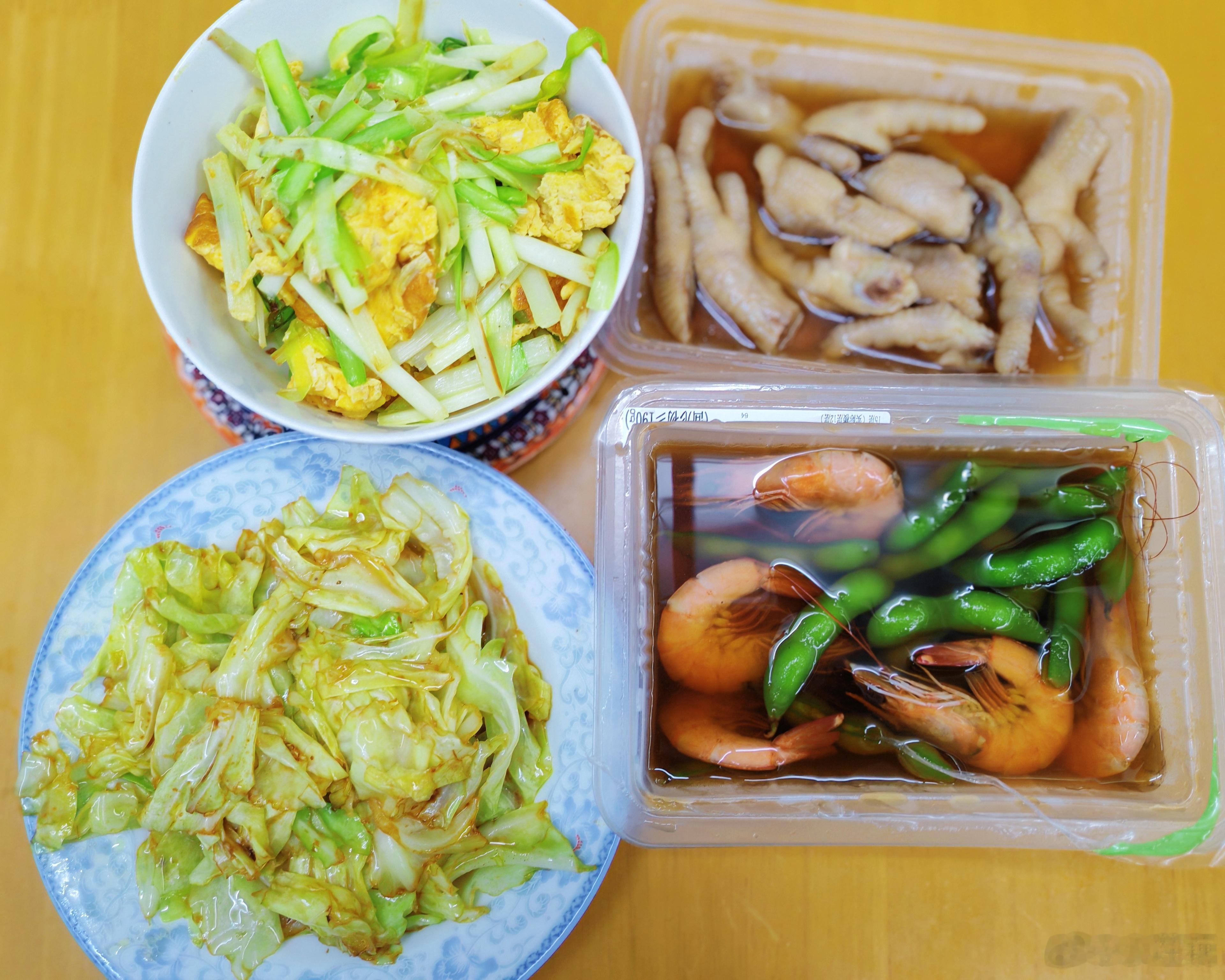 今晚的菜，主食是玉米和南瓜，叮咚买菜的糟卤甚至懒得装盘，可以少洗两个碗。