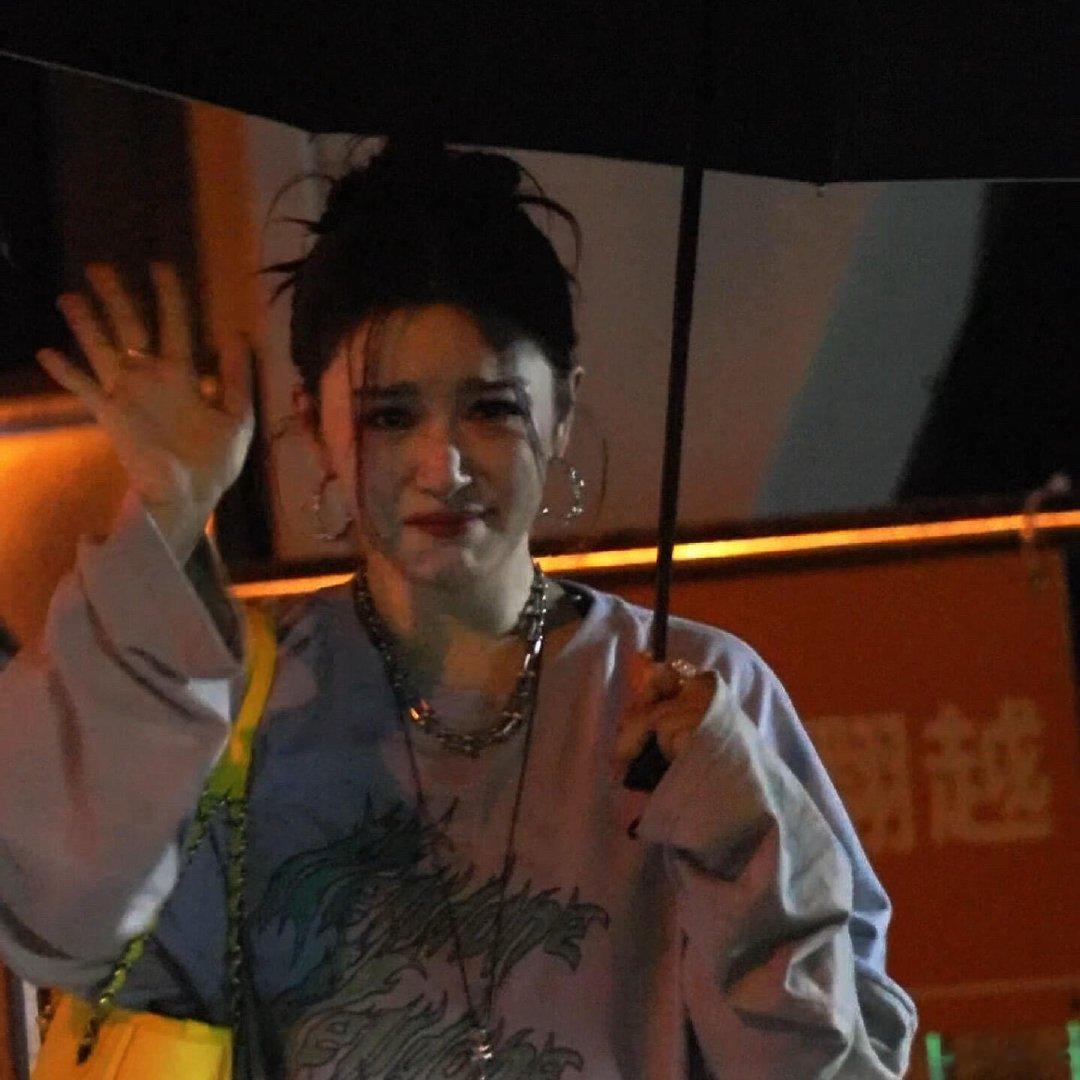 阚清子躺着更美了阚清子感动了，期待姐姐决赛舞台大跳吧！ 
