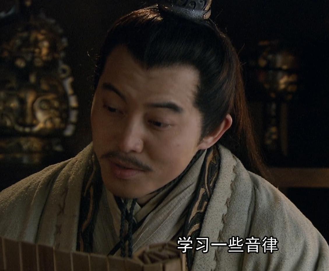 男人主动减肥，最有可能的原因是他看上了一位美女，要追求人家。
孙策主动学音律，很