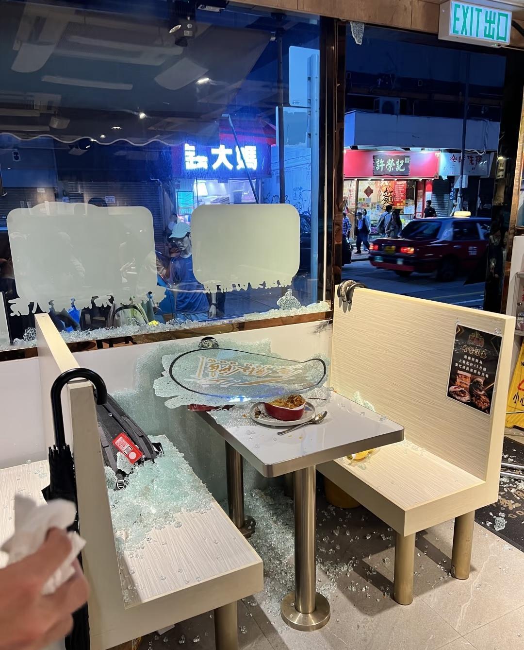 昨晚🇭🇰旺角金饭馆差点被爆头
店员和骑手因为取餐时间太久吵架，结果骑手摔门而