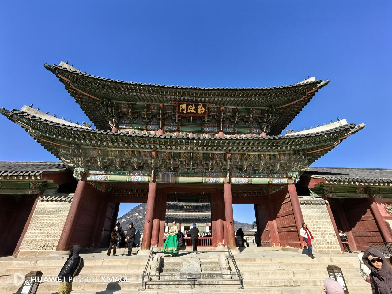 景福宫是朝鲜王朝的正宫，也是首尔五大宫之首，位于韩国首尔钟路区社稷路。始建于13