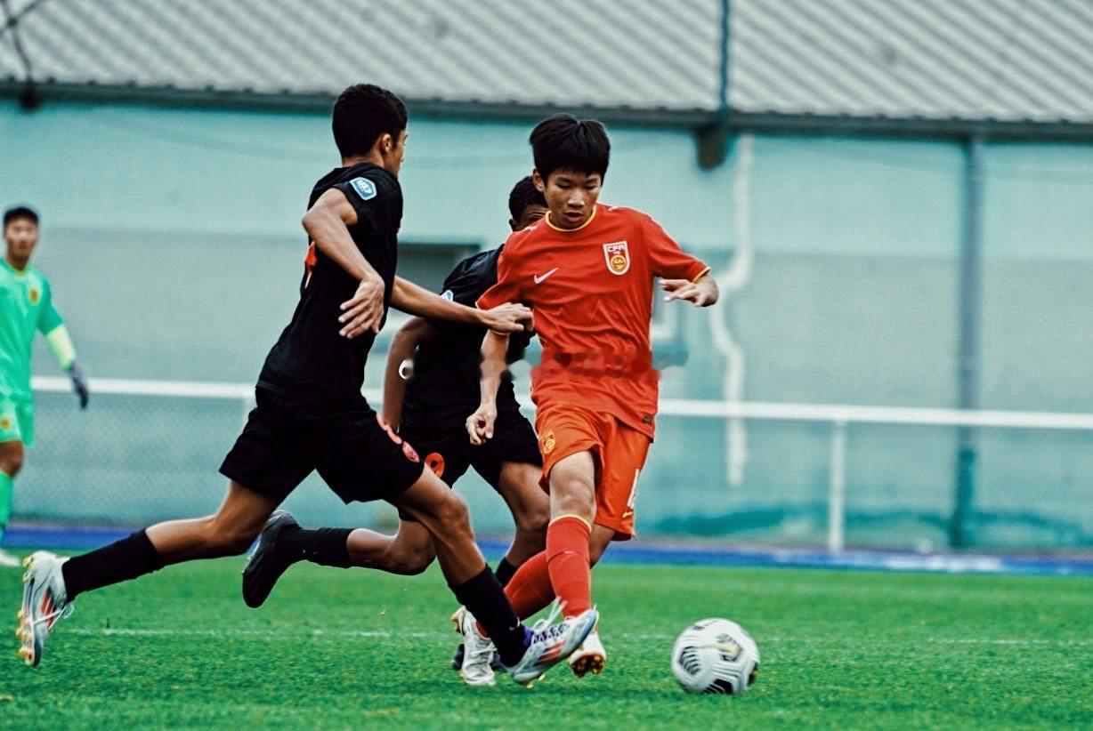 接下来 U14国少还有三场比赛 其中两场将对阵欧塞尔和巴黎圣日耳曼 还有一场比赛
